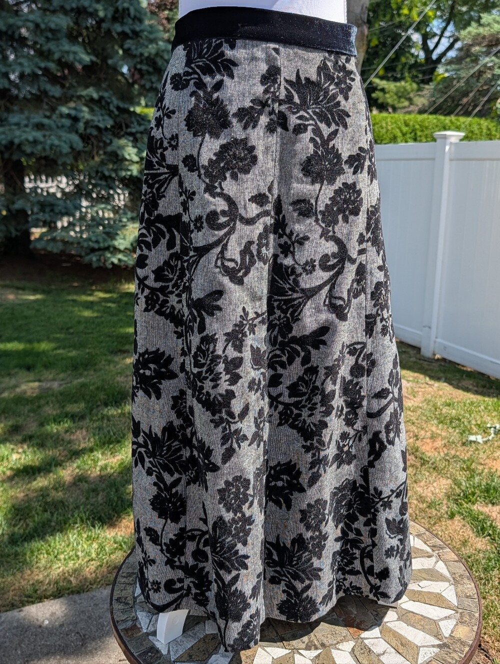 Coldwater Creek Velvet Womens Floral Skirt Size 14 Black & Gray Lined Side Zip